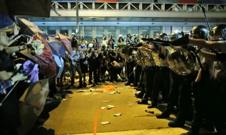 Người biểu tình trang bị bảo hộ, bạo lực leo thang ở Hong kong ảnh 3 Người biểu tình trang bị bảo hộ, bạo lực leo thang ở Hong kong ảnh 3