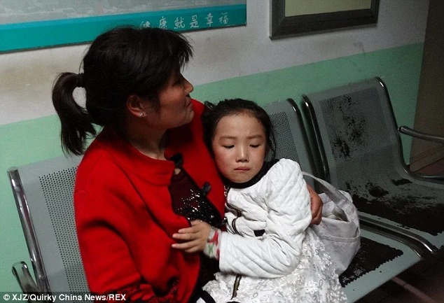 Bé gái sáu tuổi kẹt lưỡi trong … cốc nhựa ảnh 3