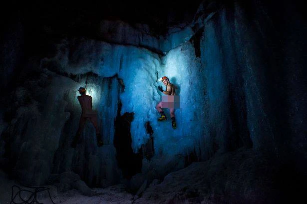 Khỏa thân chinh phục ‘thung lũng’ băng giữa mùa đông ảnh 2