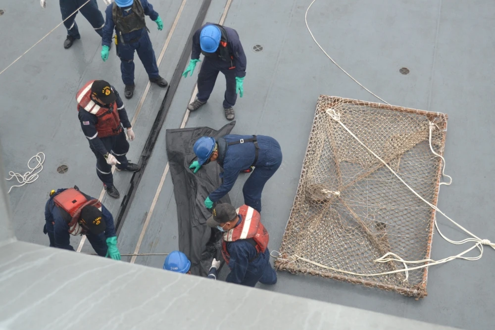 Vụ QZ8501 gặp nạn: Đã vớt 16 thi thể, dốc lực tìm hộp đen ảnh 3