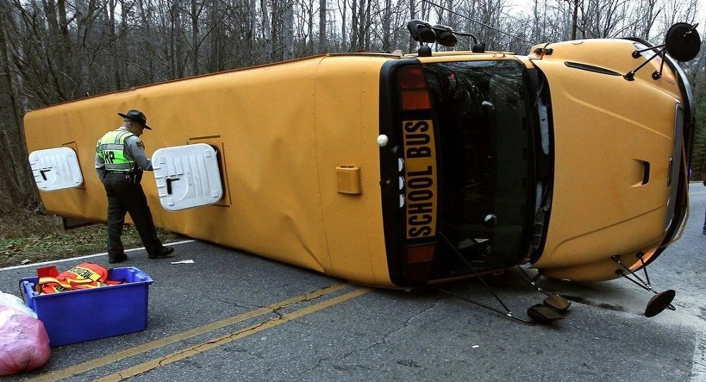 Xe buýt chở học sinh bị lật ngang ảnh 1