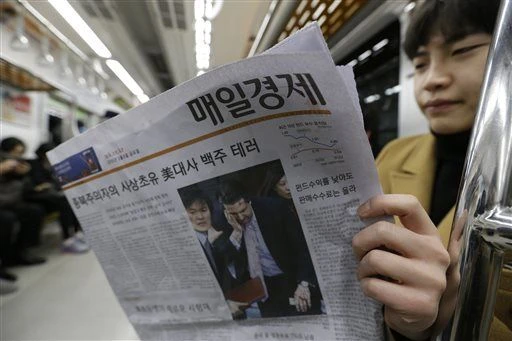 Triều Tiên gọi vụ tấn công đại sứ Mỹ là 'nhát dao công lý' ảnh 2