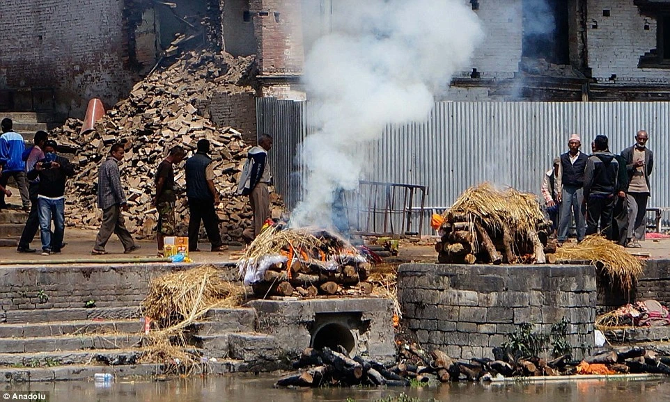 Dân Nepal chết nhiều đến mức không có chỗ thiêu ảnh 21