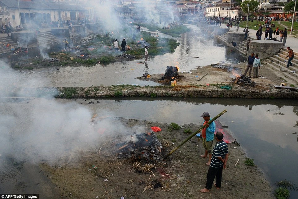 Dân Nepal chết nhiều đến mức không có chỗ thiêu ảnh 19