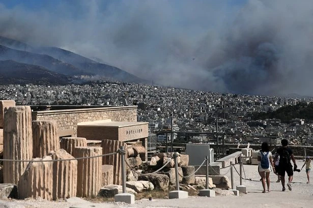 Cháy kinh hoàng ở Hy Lạp, du khách hoảng loạn ảnh 3