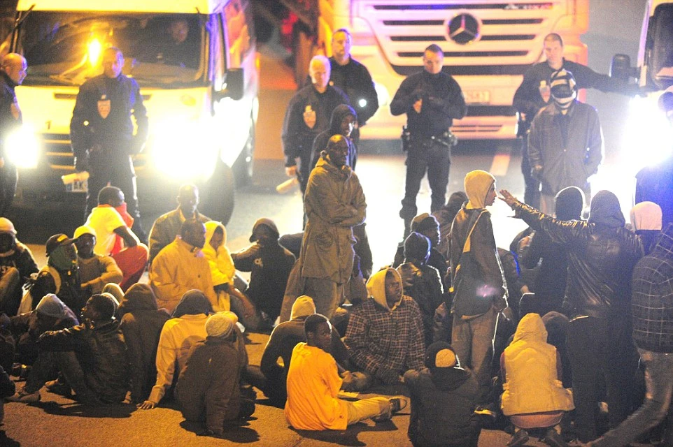 Hơn 200 người chắn hầm biên giới đòi Pháp cho vào Anh ảnh 4