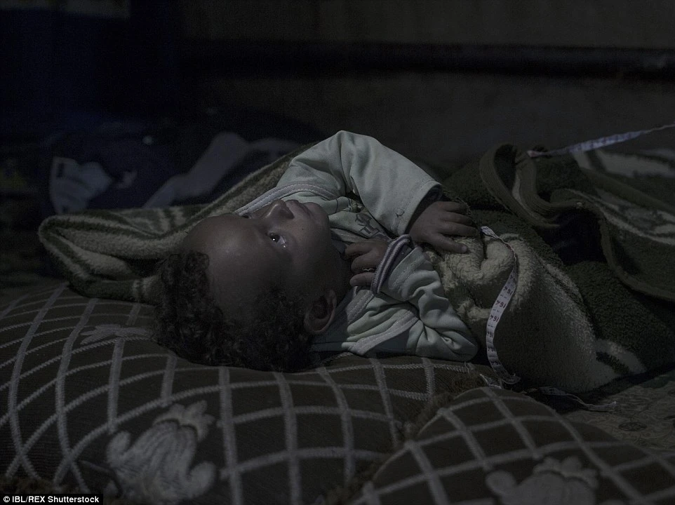 'Rơi nước mắt' vì bộ ảnh trẻ Syria ngủ bờ ngủ bụi ảnh 11