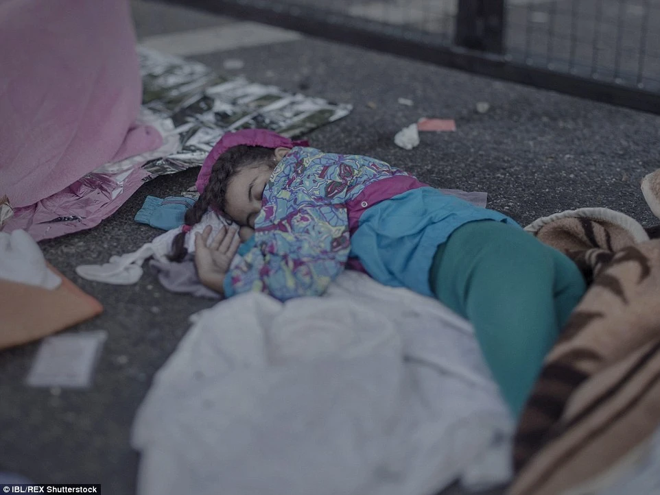 'Rơi nước mắt' vì bộ ảnh trẻ Syria ngủ bờ ngủ bụi ảnh 9