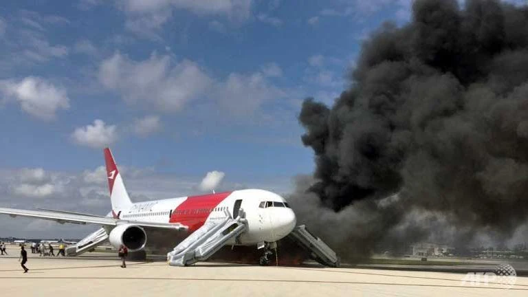 Mỹ: Máy bay chở 101 người bất ngờ bốc cháy ảnh 1