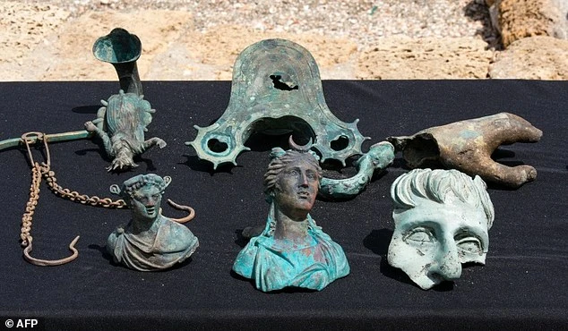  Phát hiện nhiều cổ vật quý hiếm trong xác tàu đắm 1.700 tuổi ảnh 1