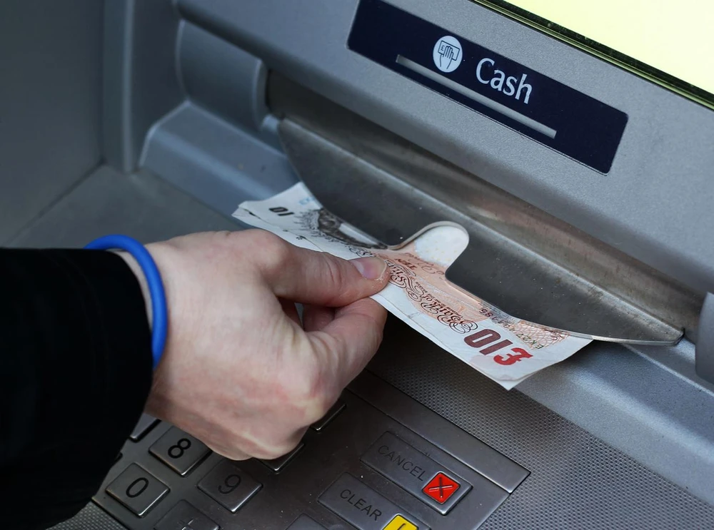 Lừa đảo 1,4 tỉ yen Nhật từ máy rút tiền ATM ảnh 1