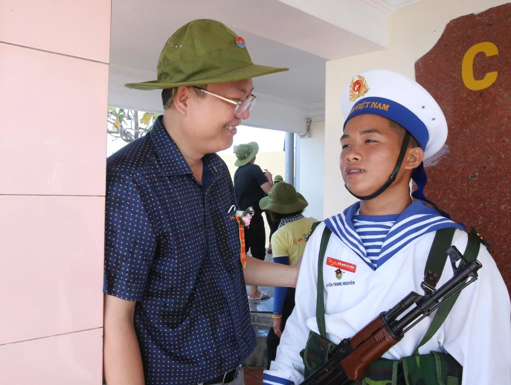 Ông Nguyễn Hồ Hải hỏi thăm, động viên chiến sĩ tại Trường Sa.