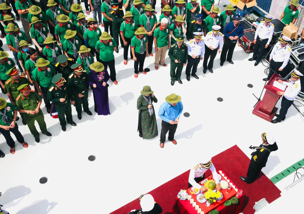 Nhiều đại biểu xúc động khi lắng nghe, hồi tưởng lại những tháng năm oanh liệt, những giờ phút đối mặt sinh tử của những thế hệ cha ông “dù có hi sinh vẫn không chùn bước, dù có hi sinh vẫn không từ bỏ một tấc đất chủ quyền biển đảo thiêng liêng của dân tộc”.