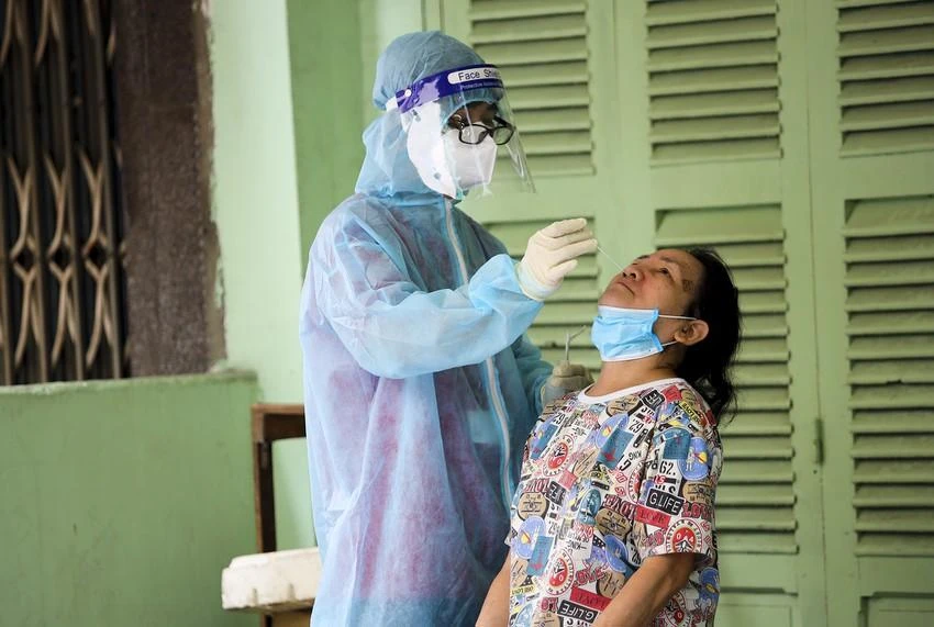 Xét nghiệm COVID-19. Ảnh: NGUYỆT NHI