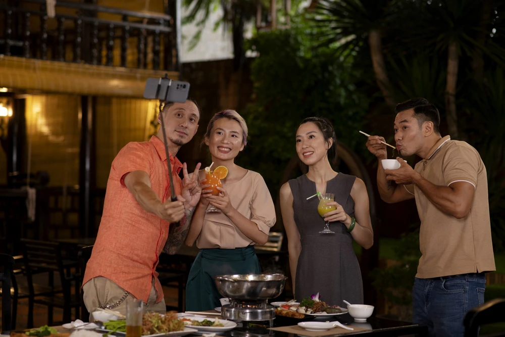 Nhờ các phương tiện số nhiều gia đình có thể thường xuyên nhìn thấy nhau, trò chuyện với nhau. Ảnh minh họa: TIRACHARDZ/FREEPIK Nhờ các phương tiện số nhiều gia đình có thể thường xuyên nhìn thấy nhau, trò chuyện với nhau. Ảnh minh họa: TIRACHARDZ/FREEPIK