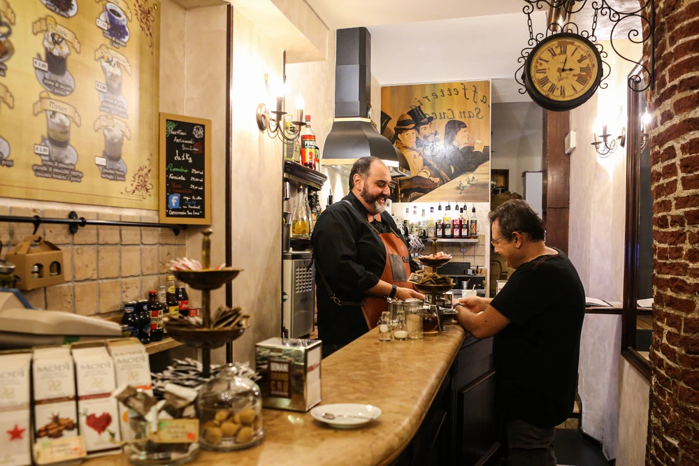 Lạc vào một quán cà phê nhỏ chỉ toàn người dân địa phương ở Genova (Ý). Ảnh: GIANG PHẠM