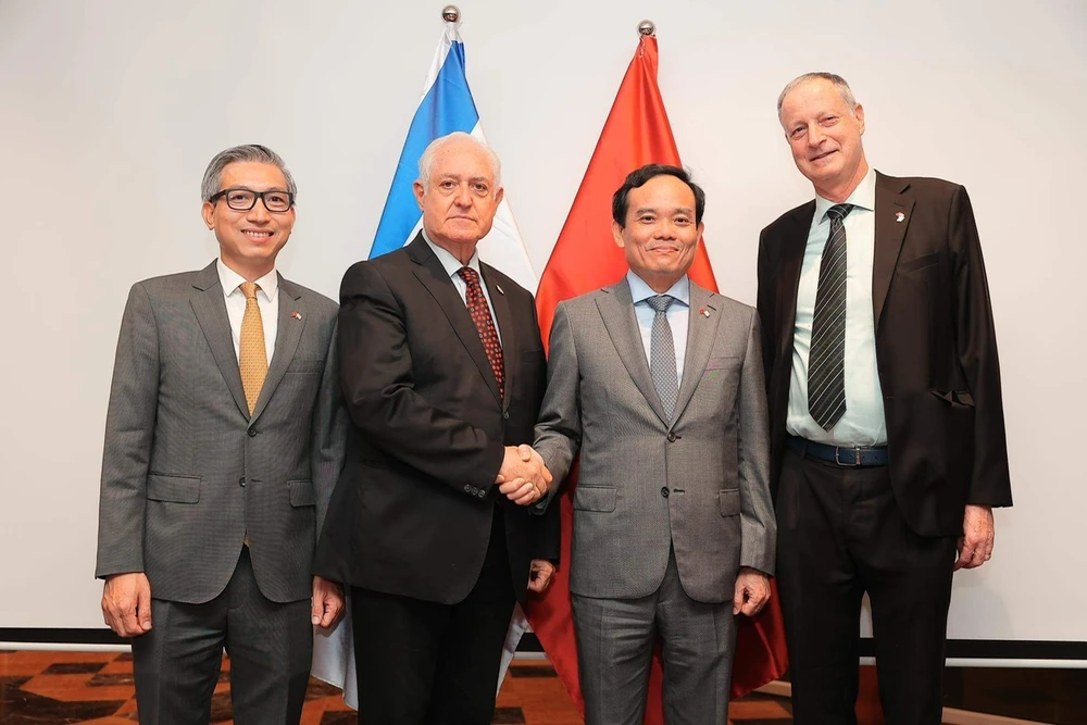 Phó Thủ tướng Trần Lưu Quang (thứ hai từ phải) và Đại sứ Việt Nam tại Israel Lý Đức Trung (trái) làm việc với lãnh đạo Israel. Ảnh: ĐSQVN tại Israel.