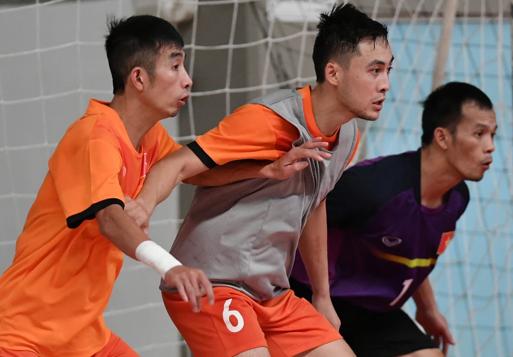 Các tuyển thủ Futsal Việt Nam miệt mài trên sân trong buổi tập cuối cùng trước trận ra quân gặp Guatemala