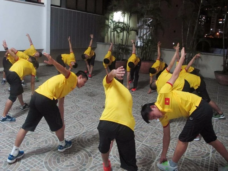 Các tuyển thủ Futsal Việt Nam tập nhẹ 