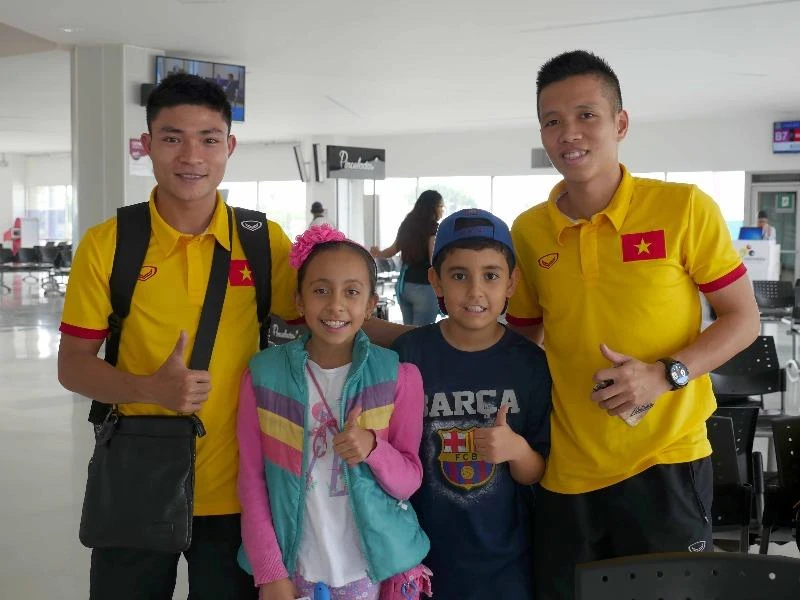 Xuân Du và Văn Vũ vui vẻ chụp hình với CĐV nhí tại sân bay