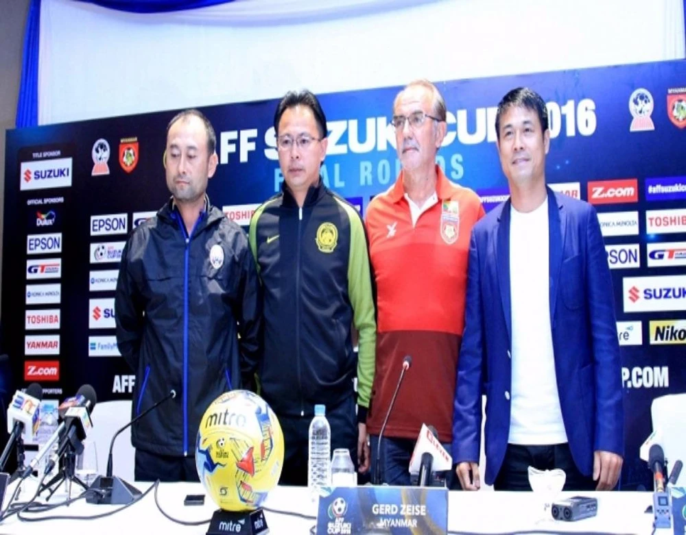 HLV Hữu Thắng và các đồng nghiệp ở bảng B 