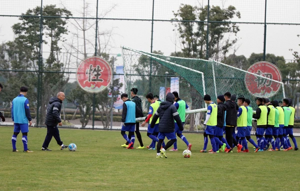 Thầy trò Park Hang-seo ngộ nghĩnh trên đất Trung Quốc ảnh 1