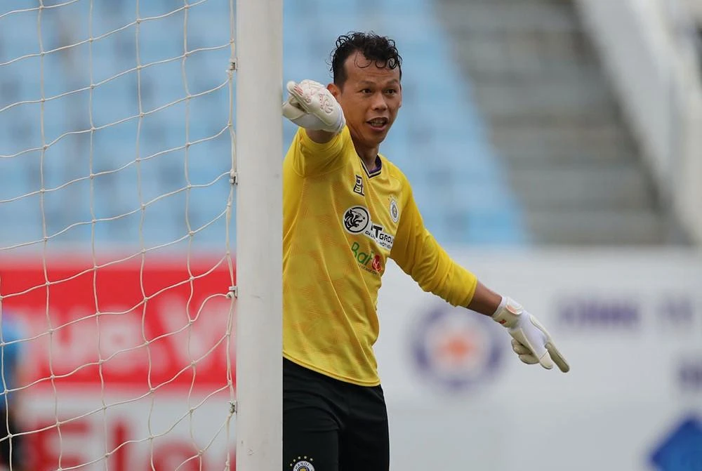 Thủ môn Tấn Trường lu mờ với pha bắt bóng... như không bắt, rồi sau đó hóa người hùng khi cản phá thành công cú sút 11 mét của đối phương. Ảnh: VPF.