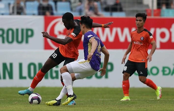 Ngoại binh của SHB Đà Nẵng tạo ra quả phạt đền nhưng không thể vui khi đội nhà thua. Ảnh: VPF.