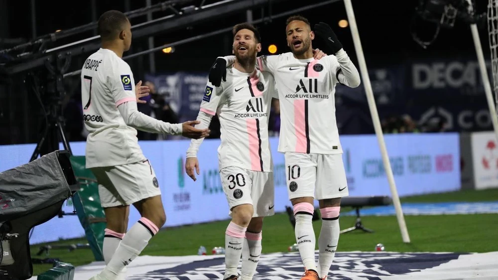 Để gia giảm tiền lương, PSG sẽ chỉ giữ chân Mbappe và bán hai ngôi sao Nam Mỹ. Ảnh: CGI.