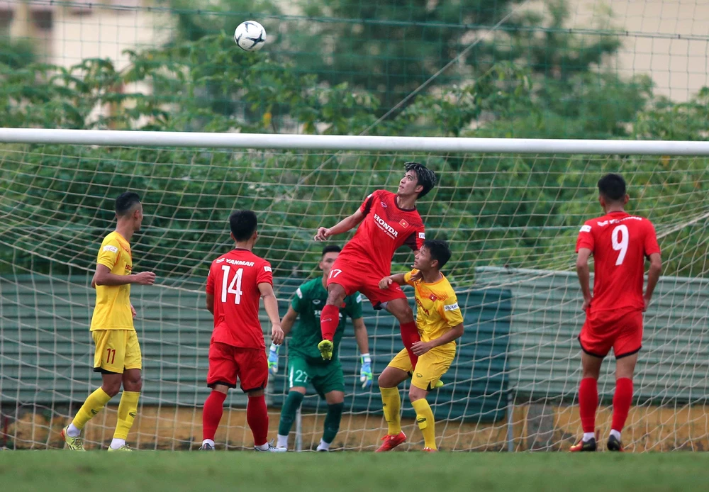 Ông Park trong vài ngày qua đã hai lần thay thế, bổ sung cầu thủ do chấn thương. Ảnh: ANH PHƯƠNG.