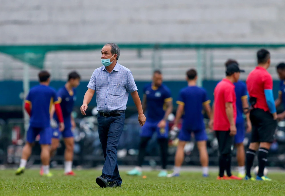 Ông bầu Đoàn Nguyên Đức đến sân tập động viên thầy trò Kiatisak trước cuộc mở màn của HA Gia Lai đón tiếp đối thủ lớn đến từ Nhật. Ảnh: ANH DUY.