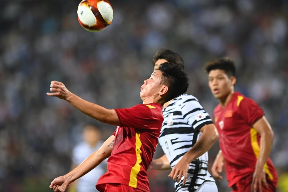 Chống không chiến là một điểm yếu của tuyến phòng thủ U-23 Việt Nam. Ảnh: HẢI THỊNH.