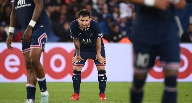 Messi không may bị dính chấn thương gót chân sẽ vắng mặt trong đội hình PSG. Ảnh: CGI.
