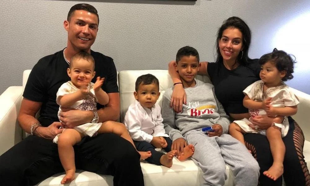 Gia đình hạnh phúc của Ronaldo và bạn gái Georginia Rodriguez. Ảnh: CGI.