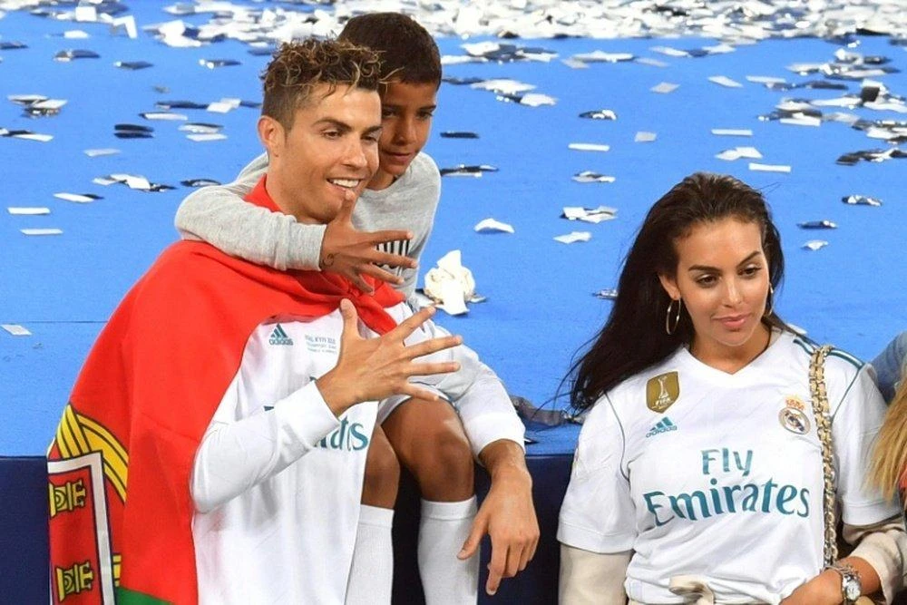 Chân sút nổi tiếng người Bồ Đào Nha luôn vui vẻ bên vợ con. Ảnh: CGI.