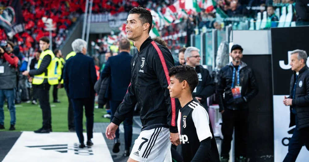 Con trai lớn của Ronaldo rất đam mê bóng đá. Ảnh: CGI.
