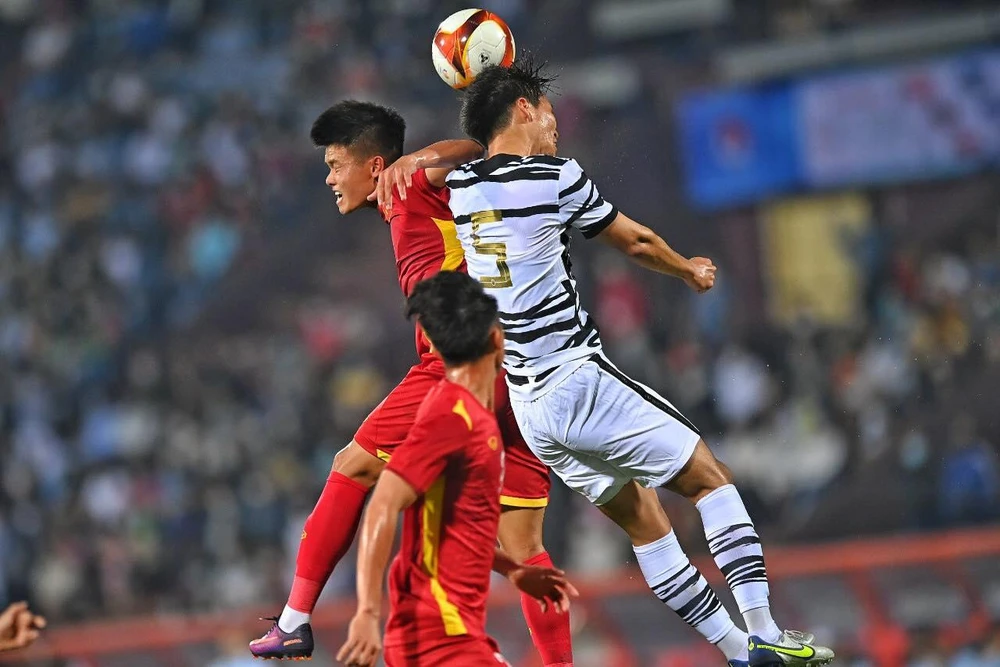 Hàng phòng ngự U-23 Việt Nam có nhiều bài học quý sau một tình huống để thua không chiến trong vòng cấm. Ảnh: HẢI THỊNH.