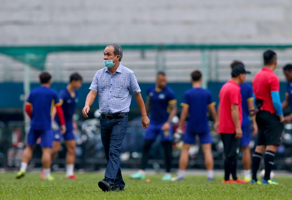 Bầu Đức nhắn nhủ Zico Thái mạnh dạn cho cầu thủ đá tấn công, không sợ thua và đừng để HA Gia Lai bị xem là lót đường. Ảnh: ANH PHƯƠNG.