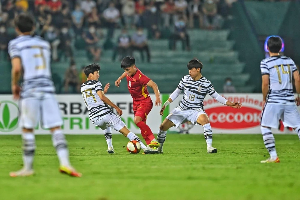 HLV của đội khách hứa hẹn sẽ cho học trò cố gắng ghi nhiều bàn thắng hơn trận lượt đi. Ảnh: HẢI THỊNH. HLV của đội khách hứa hẹn sẽ cho học trò cố gắng ghi nhiều bàn thắng hơn trận lượt đi. Ảnh: HẢI THỊNH.