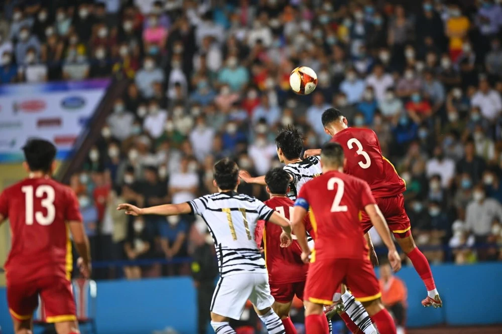 Thầy Hàn không cho rằng các học trò chơi bóng bổng yếu, sau một lần để thua từ pha không chiến. Ảnh: HẢI THỊNH. Thầy Hàn không cho rằng các học trò chơi bóng bổng yếu, sau một lần để thua từ pha không chiến. Ảnh: HẢI THỊNH.