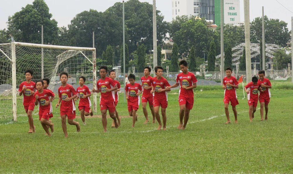 Cầu thủ khóa I rèn luyện với đôi chân trần để tạo cảm giác bóng tốt nhất.