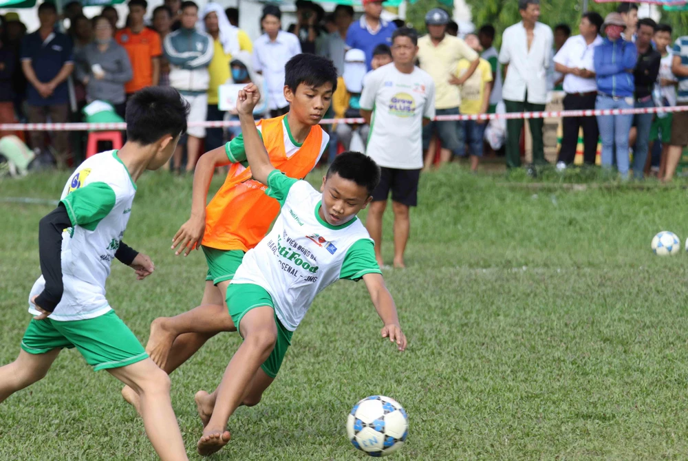 Đông đảo phụ huynh đưa con em mình tham gia ngày hội tuyển sinh của Học viện bóng đá Nutifood JMG.