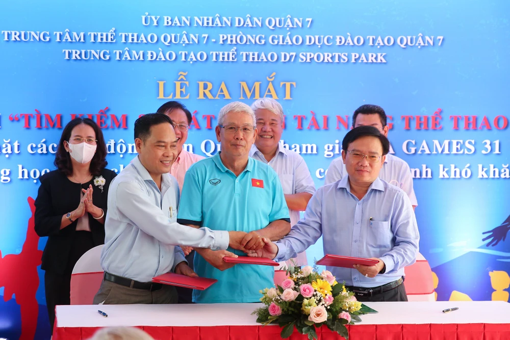 Giám đốc D7 Sports Park Đoàn Minh Xương bắt tay ký kết hợp tác toàn diện trong chương trình "Tìm kiếm và phát triển tài năng thể thao". Ảnh: ANH PHƯƠNG.