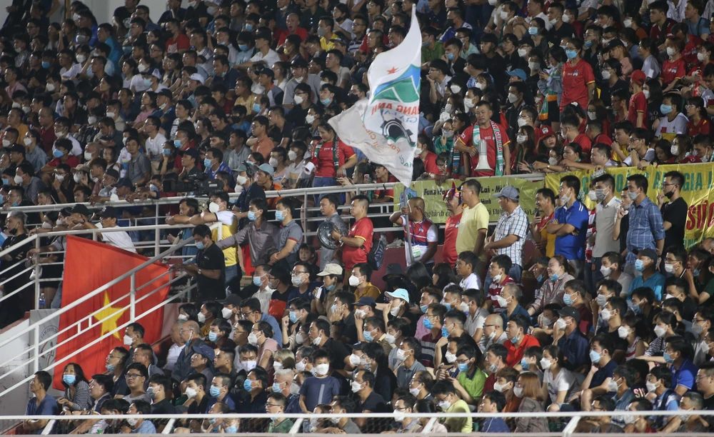 ... trong khi người hâm mộ HA Gia Lai mong chờ thầy trò Kiatisak gây sốc đối thủ lớn. Ảnh: ANH PHƯƠNG. ... trong khi người hâm mộ HA Gia Lai mong chờ thầy trò Kiatisak gây sốc đối thủ lớn. Ảnh: ANH PHƯƠNG.