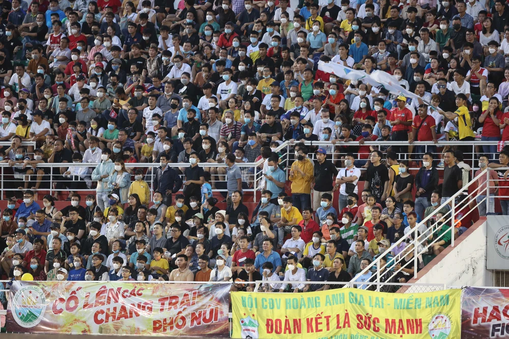 Trận nào đội bóng của bầu Đức cũng đón đông đảo khán giả đến sân Thống Nhất cổ vũ cuồng nhiệt. Ảnh: ANH PHƯƠNG. Trận nào đội bóng của bầu Đức cũng đón đông đảo khán giả đến sân Thống Nhất cổ vũ cuồng nhiệt. Ảnh: ANH PHƯƠNG.