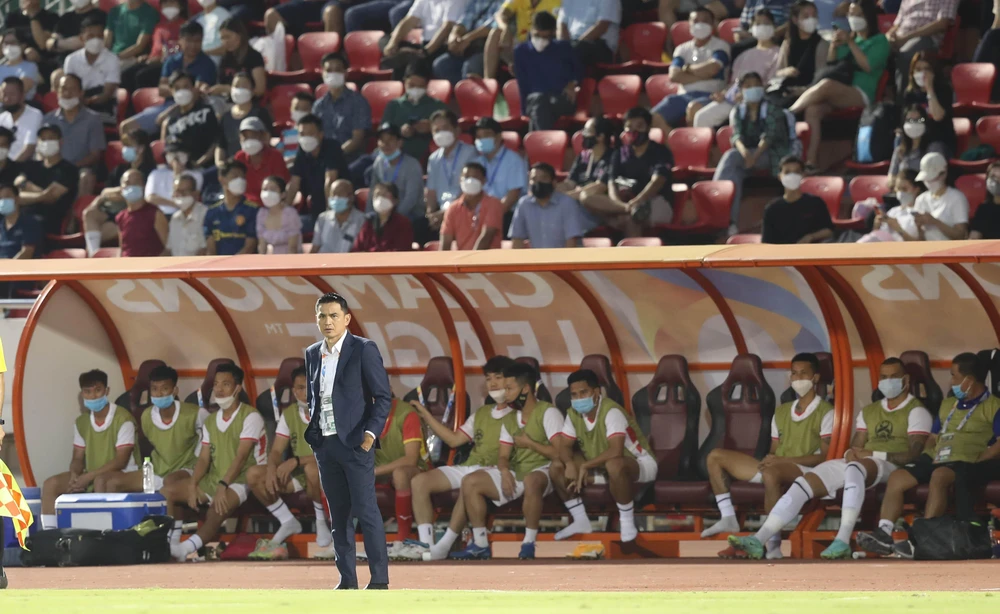 HLV Kiatisak hứa hẹn sang năm sẽ tiếp tục dẫn dắt đội bóng phố núi đá giải châu Á. Ảnh: ANH PHƯƠNG. HLV Kiatisak hứa hẹn sang năm sẽ tiếp tục dẫn dắt đội bóng phố núi đá giải châu Á. Ảnh: ANH PHƯƠNG.