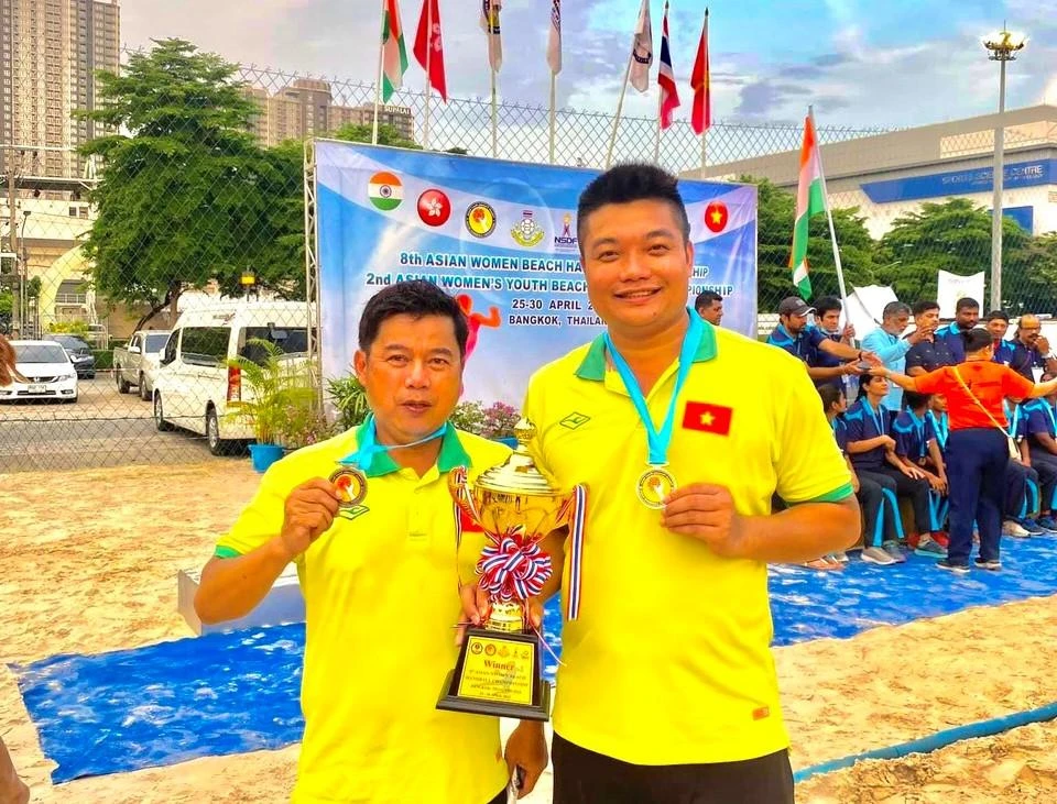 HLV Huỳnh Minh Ngôn và Nguyễn Thái Hòa rạng rỡ với chức vô địch châu Á.