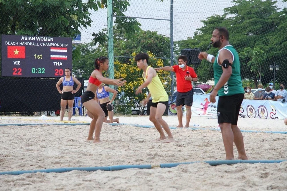 ... nhưng không ngờ trong trận lượt về lại ngã ngựa 0-2.