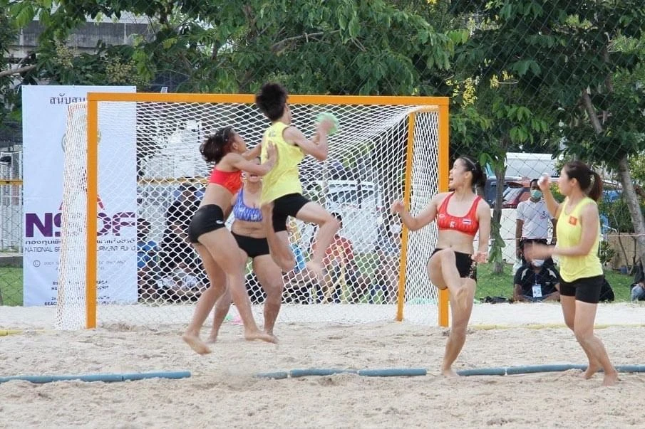 Các cô gái Việt Nam quả cảm với lối chơi công thủ toàn diện đã thắng đối thủ mạnh Thái Lan ngay tại Bangkok.