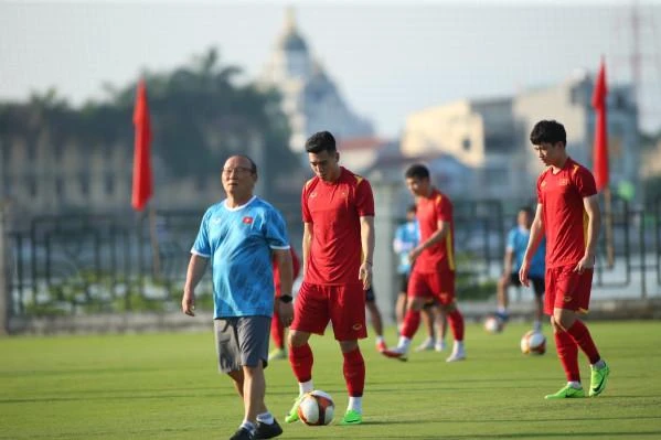 Thầy Park cùng hai tuyển thủ quốc gia Tiến Linh và Hoàng Đức rất khao khát đăng quang SEA Games thêm lần nữa. Ảnh: ANH PHƯƠNG.